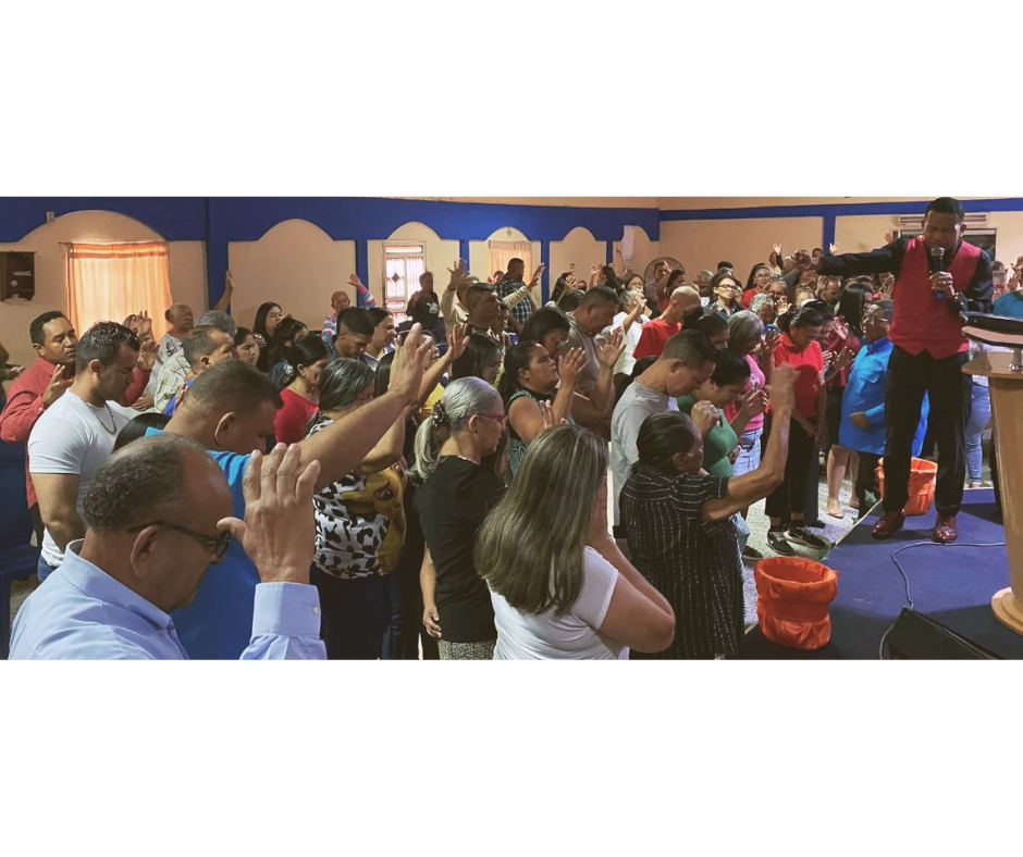 Congregación reunida en oración